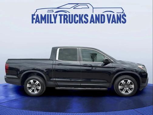Crystal Black Pearl 2017 Honda Ridgeline RTL