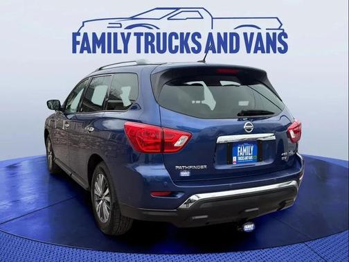 2017 Nissan Pathfinder SV