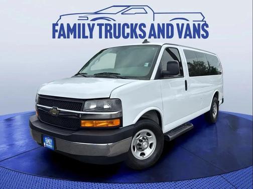 Summit White 2018 Chevrolet Express 3500 LT