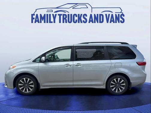 Celestial Silver Metallic 2019 Toyota Sienna XLE