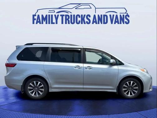 Celestial Silver Metallic 2019 Toyota Sienna XLE