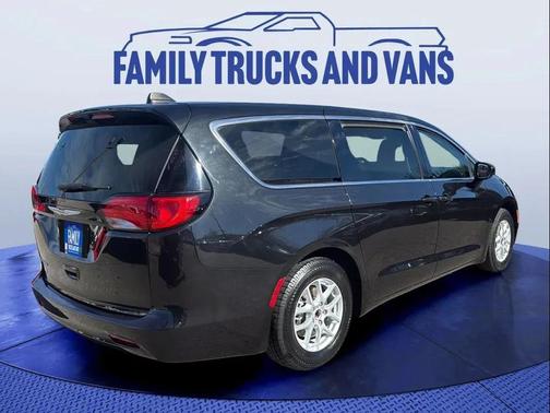 2022 Chrysler Voyager LX