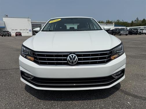 2016 Volkswagen Passat 1.8T SE w/Technology