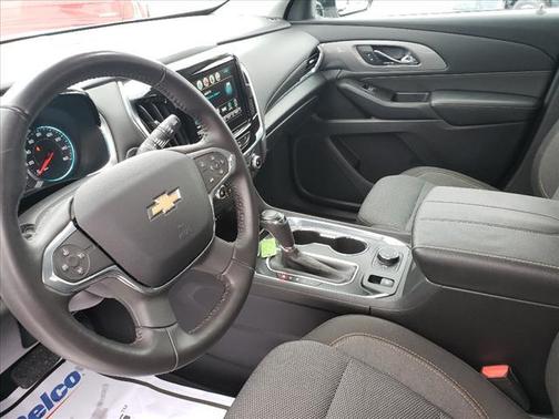 Iridescent Pearl Tricoat 2018 Chevrolet Traverse LT Cloth