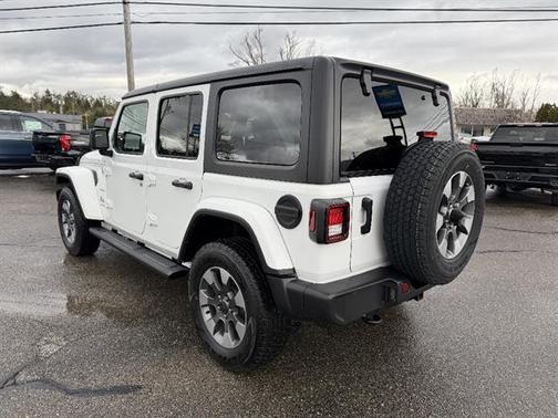 Bright White Clear Coat 2023 Jeep Wrangler 4-Door Sahara