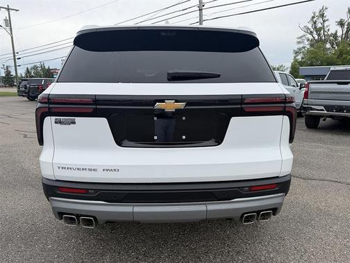 Summit White 2026 Chevrolet Traverse LT
