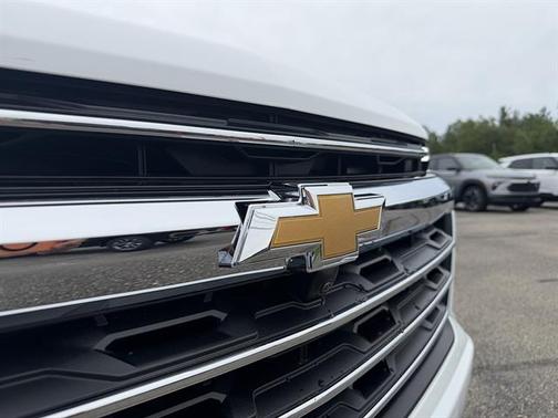 Summit White 2026 Chevrolet Traverse LT