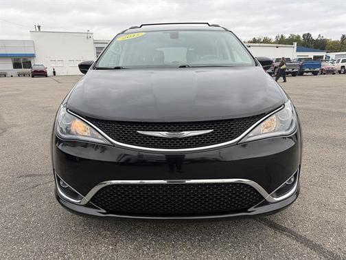 Brilliant Black Crystal Pearlcoat 2017 Chrysler Pacifica Touring-L