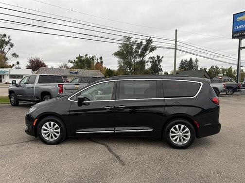 Brilliant Black Crystal Pearlcoat 2017 Chrysler Pacifica Touring-L