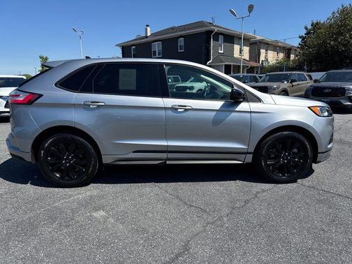 Silver Metallic 2023 Ford Edge SE