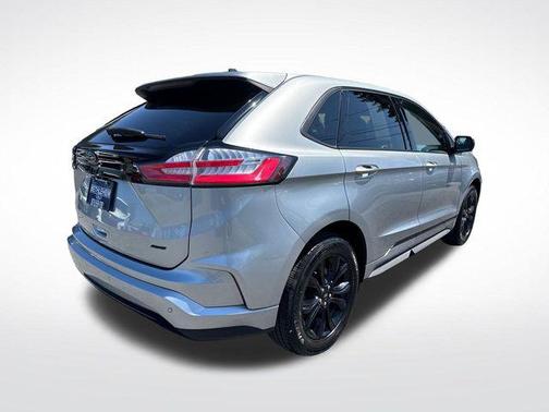 Silver Metallic 2023 Ford Edge SE