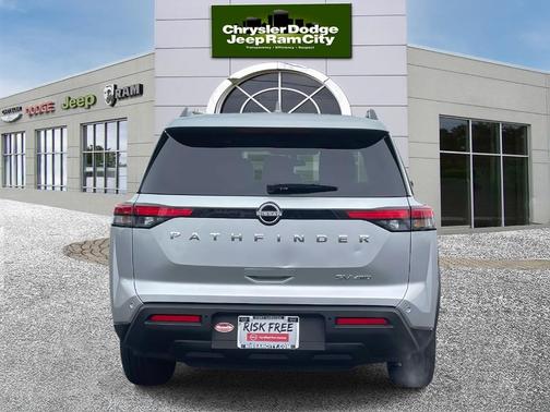2024 Nissan Pathfinder SV