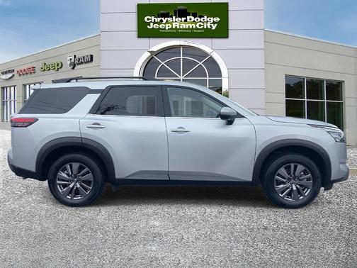 2024 Nissan Pathfinder SV