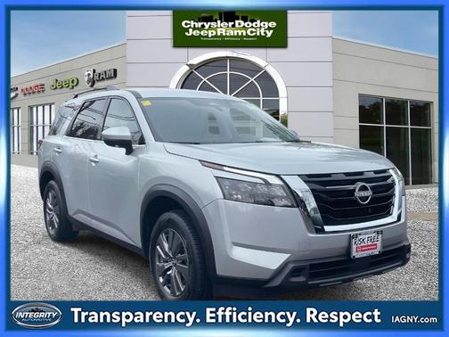 2024 Nissan Pathfinder SV