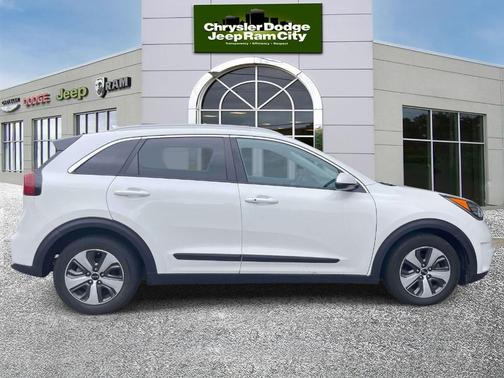Snow White Pearl 2018 Kia Niro LX