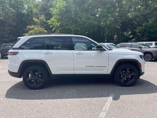 Bright White Clearcoat 2023 Jeep Grand Cherokee Altitude