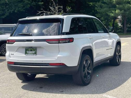 Bright White Clearcoat 2023 Jeep Grand Cherokee Altitude