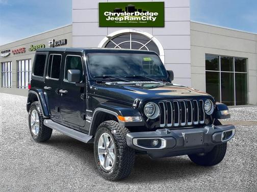 Black Clearcoat 2022 Jeep Wrangler Unlimited Sahara