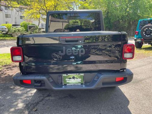 Black Clearcoat 2022 Jeep Gladiator Sport