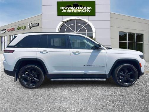 Bright White Clearcoat 2023 Jeep Grand Cherokee Limited