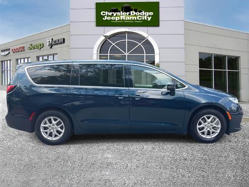 2023 Chrysler Pacifica Touring-L