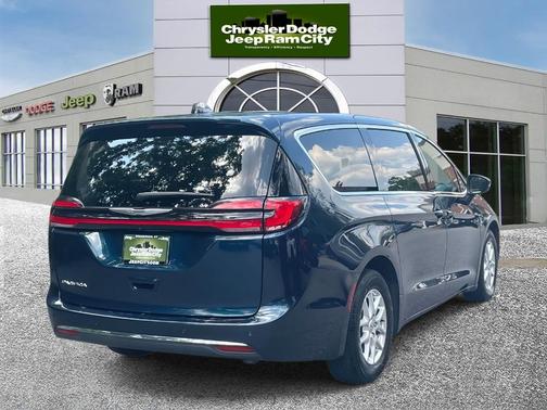 2023 Chrysler Pacifica Touring-L