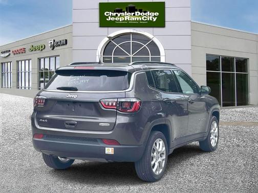 Granite Crystal Clearcoat Metallic 2023 Jeep Compass Latitude Lux
