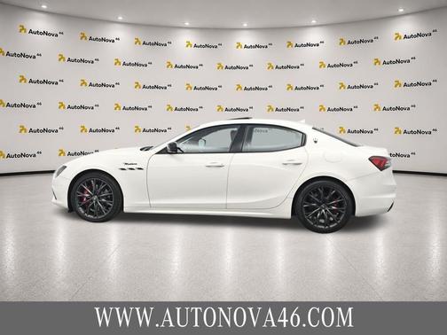 Bianco 2022 Maserati Ghibli Modena