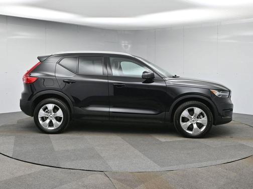 2022 Volvo XC40 T5 Momentum