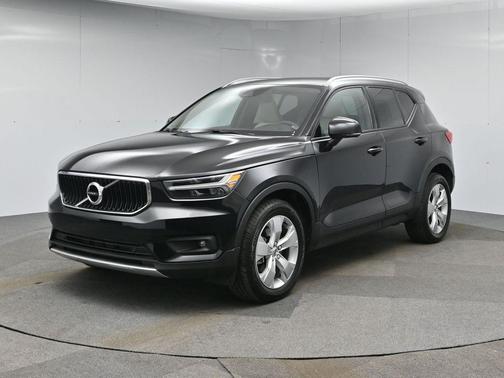 2022 Volvo XC40 T5 Momentum