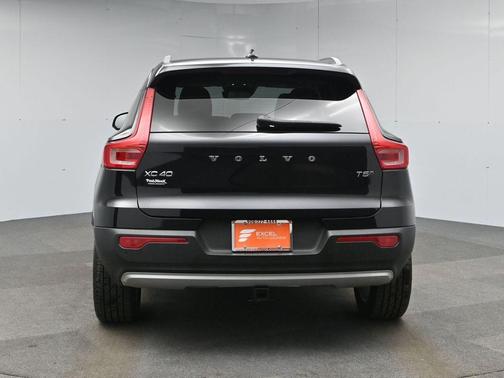 2022 Volvo XC40 T5 Momentum
