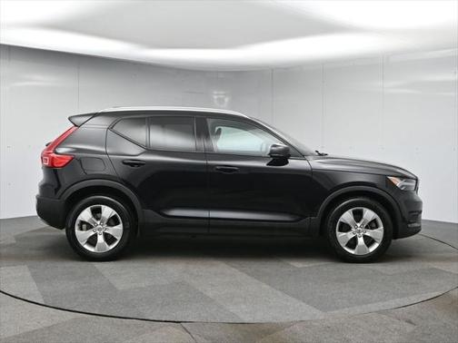 2021 Volvo XC40 T5 Momentum