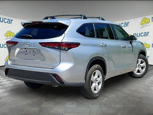 Silver 2023 Toyota Highlander LE