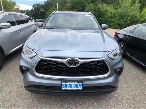 Photo 2 of 35 of 2021 Toyota Highlander XLE