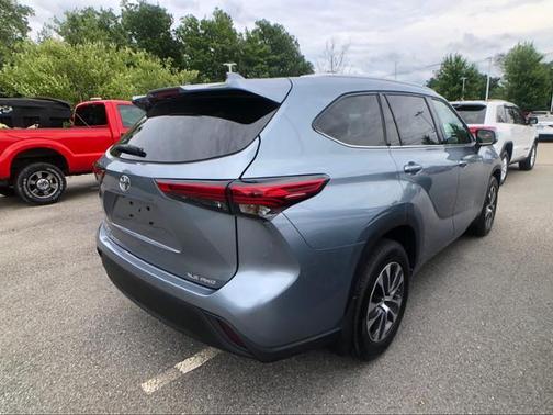 Photo 4 of 35 of 2021 Toyota Highlander XLE