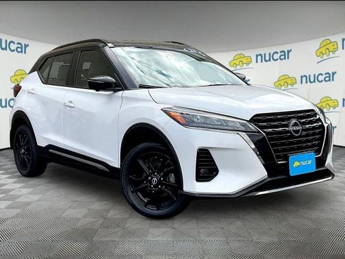 Aspen White / Super Black 2023 Nissan Kicks SR