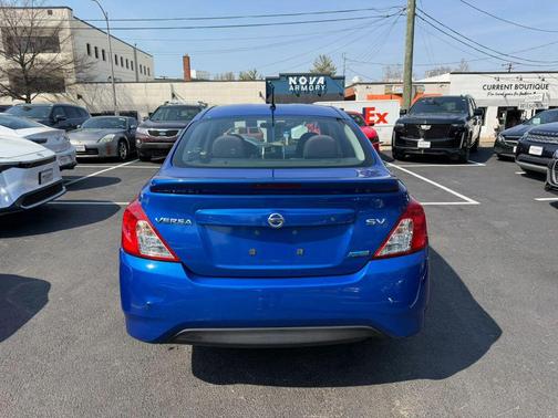 Blue 2015 Nissan Versa 1.6 SV