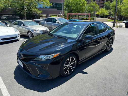 Midnight Black Metallic 2020 Toyota Camry SE