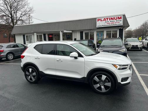 2021 Volvo XC40 T4 Momentum