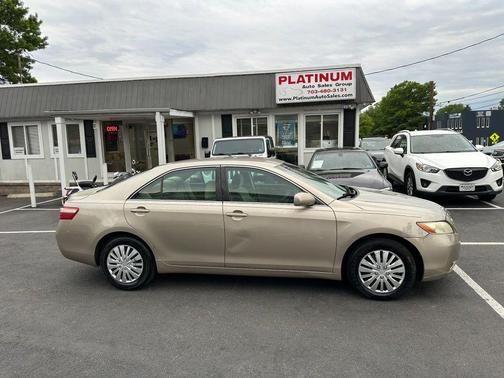 Gold 2009 Toyota Camry XLE