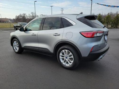 ICONIC SILVER 2021 Ford Escape SE