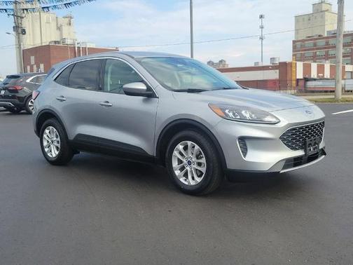 ICONIC SILVER 2021 Ford Escape SE