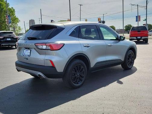 ICONIC SILVER 2022 Ford Escape SE