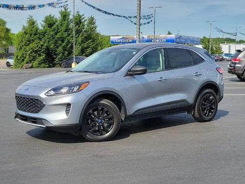 ICONIC SILVER 2022 Ford Escape SE