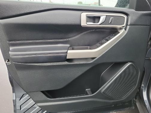 ICONIC SILVER METALLIC 2024 Ford Explorer XLT