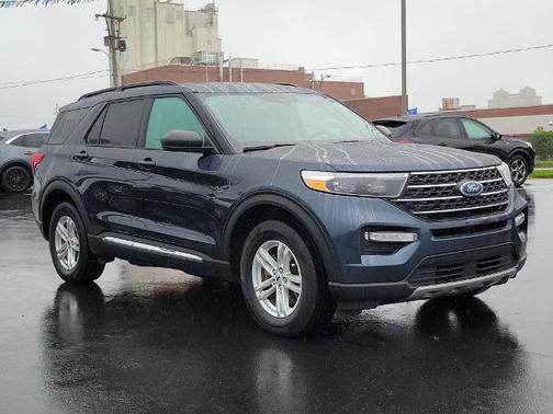 ICONIC SILVER METALLIC 2024 Ford Explorer XLT