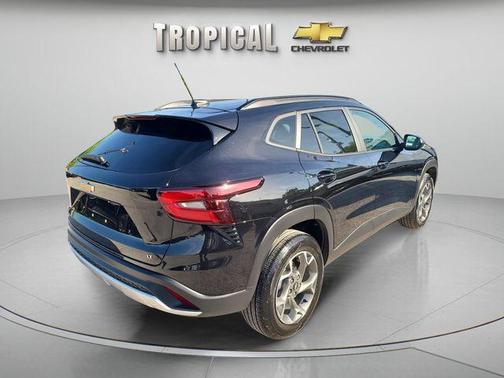 Mosaic Black Metallic 2025 Chevrolet Trax LT