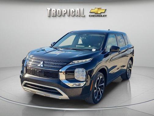Gray 2024 Mitsubishi Outlander SE