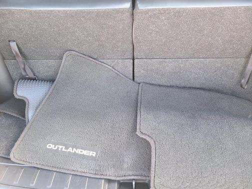Gray 2024 Mitsubishi Outlander SE