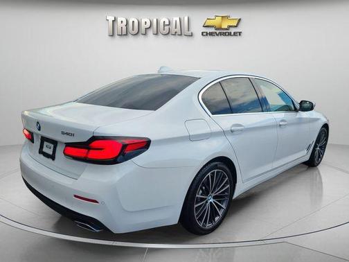 Alpine White 2022 BMW 540 i